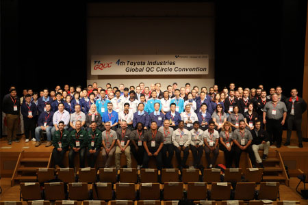 世界中からグループ会社の代表者が集まり、チームで取り組んだ改善結果を発表するグローバルQCサークル大会