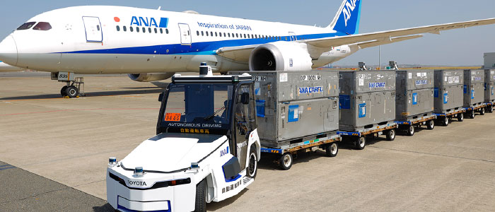 「手荷物積み付けロボット」と「自動運転トーイングトラクター」の開発